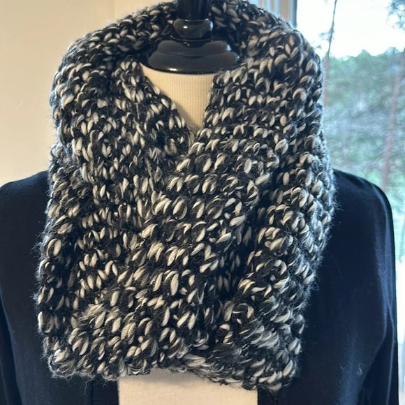 Hand knit Infinity Scarf, NWOT - Picture 2 of 4